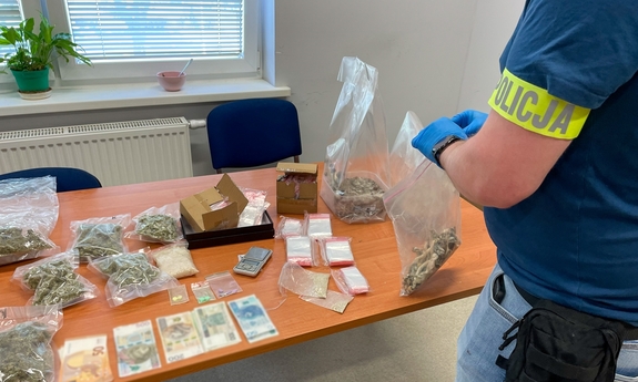 Policjant zabezpiecza narkotyki