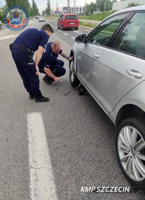 policjanci wymieniają koło