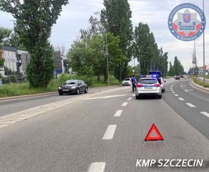 trzy pasy. na środku jednego stoi samochód kobiety i za nim radiowóz