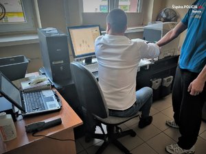 technik kryminalistyki pobiera od zatrzymanego odciski palców