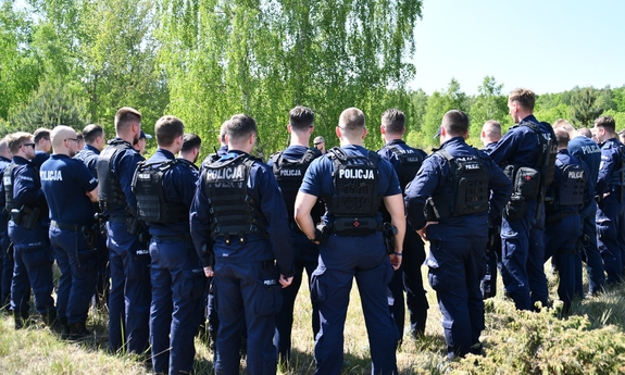 grupa funkcjonariuszy w trakcie ćwiczeń