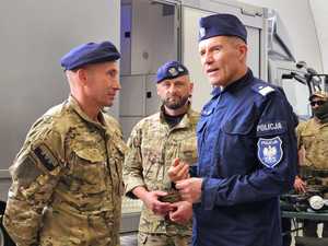 na zdjęciu Zastępca Komendanta Głównego Policji nadinsp. Roman Kuster oraz kierownictwo CPKP „BOA” – dowódca insp. Łukasz Pikuła oraz jego zastępca podinsp. Karol Wojtyła podczas rozmowy