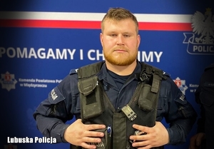 na zdjęciu umundurowany policjant
