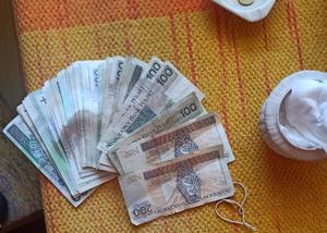 banknoty leżące na stole
