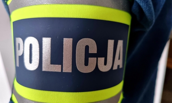 naszywka z napisem Policja na ramieniu funkcjonariusza