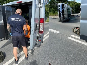 dwa zdjęcia. na pierwszym plecy policjanta, który pomaga pokrzywdzonemu w radiowozie