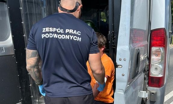 plecy policjantka, który pomaga poszkodowanemu