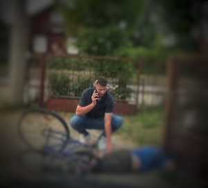 policjant pomaga mężczyźnie