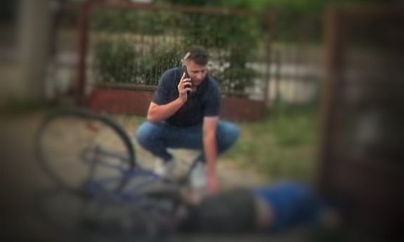 policjant pomaga mężczyźnie