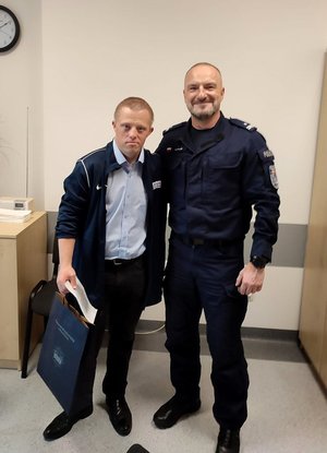 policjant i gość