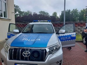 goście siedzą w radiowozie