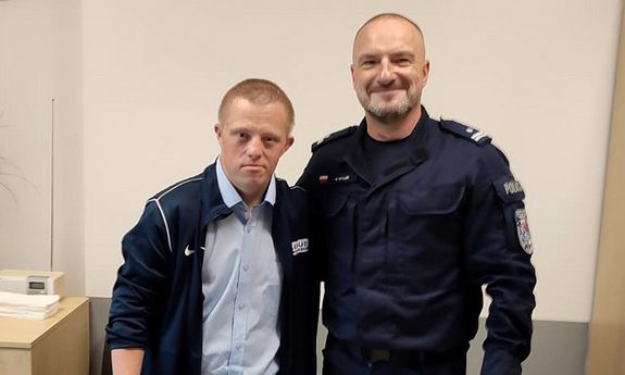 policjant i mężczyzna pozują do zdjęcia