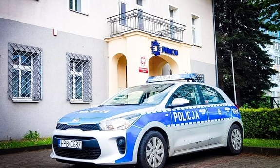 na zdjęciu radiowóz, w tle budynek jednostki policji
