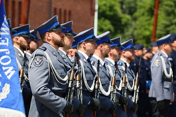 grupa policjantów w galowych mundurach podczas uroczystości