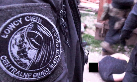 na pierwszym planie naszywka na mundurze z logiem Łowcy cieni Centralne Biuro Śledcze Policji