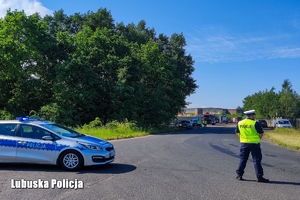 Policjanci zabezpieczają dojazd do miejsca pożaru