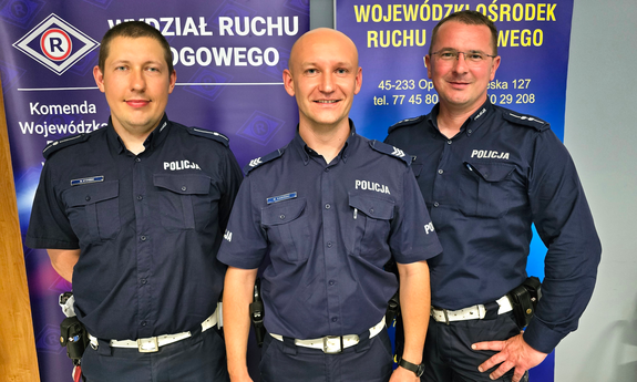 trzej policjanci stoją obok siebie