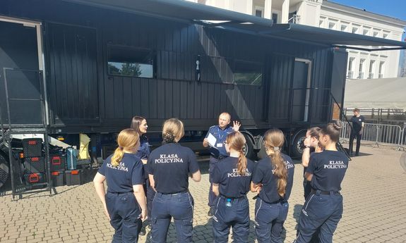 uczniowie klas policyjnych stoją przed escapetruckiem