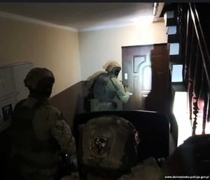 policjanci wchodzą do mieszkania