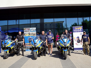 trzej policjanci przy motocyklach na pikniku