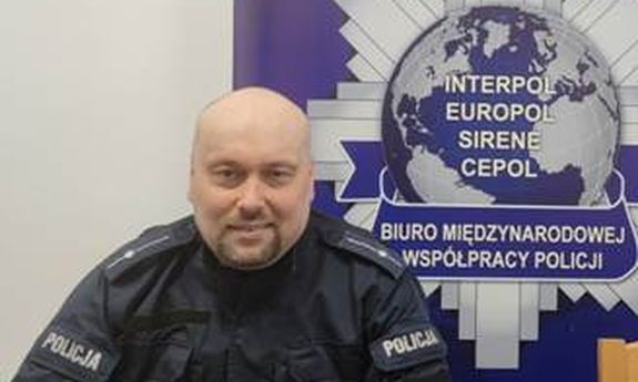 policjant siedzi przy biurku