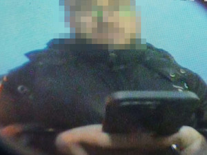mężczyzna pisze coś na telefonie