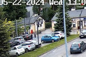 kadr z monitoringu. mężczyzna z kobietą wchodzą do auta za pomocą skradzionych wcześniej kluczy