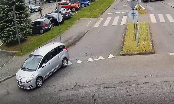 kadr z monitoringu. skradziony samochód wjeżdża na rondo