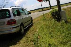 Zdjęcie przedstawia pojazd w trakcie kontroli drogowej