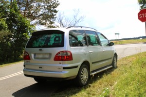 Zdjęcie przedstawia pojazd w trakcie kontroli drogowej