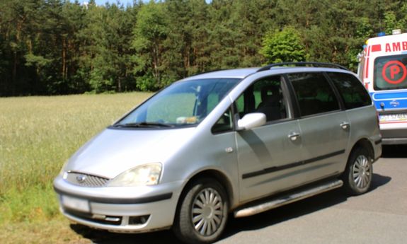 Zdjęcie przedstawia pojazd w trakcie kontroli drogowej