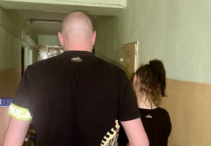policjant z zatrzymaną osobą
