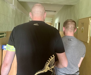 policjant z zatrzymaną osobą
