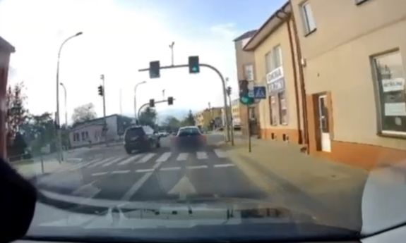 stop klatka z niebezpiecznego wyprzedzania