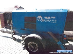 odzyskana przez policjantów specjalistyczna przyczepa