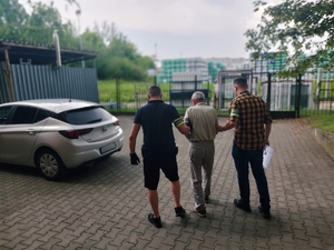Zatrzymany doprowadzany przez policjantów