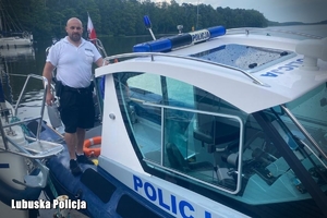 policjant na łodzi