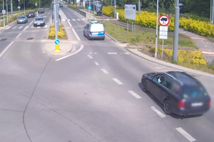 Eskorta policyjna samochodu osobowego - stopklatka z nagrania monitoringu