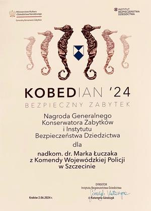 Dyplom dla nadkom. Marka Łuczaka z uroczystości wręczenia nagrody &amp;quot;KOBEDIAN&amp;#039;24&amp;quot; w górnej części dyplomu widocznych jest sześć koników morskich