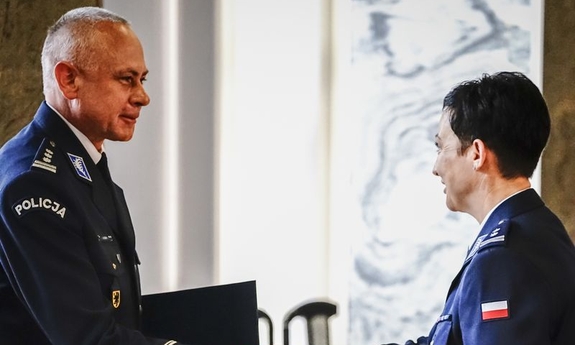 insp. Bogusław Ziemba pełniący obowiązki  Komendanta Wojewódzkiego Policji w Gdańsku gratuluje Zastępcy Komendanta Wojewódzkiego Policji w Gdańsku mł.insp. Alinie Majchrzak