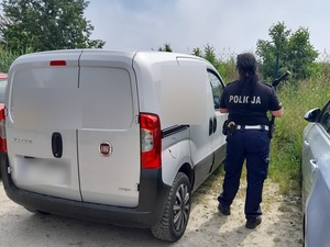 na zdjęciu umundurowana policjantka stoi przy samochodzie