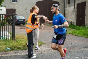 mężczyzna w stroju sportowym, na trasie półmaratonu