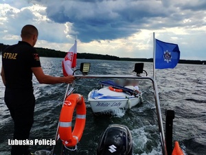 policjant na łodzi