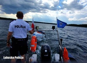 policjant na łodzi