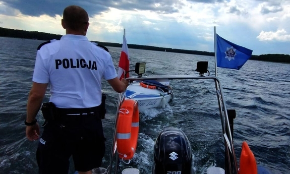 policjant na łodzi