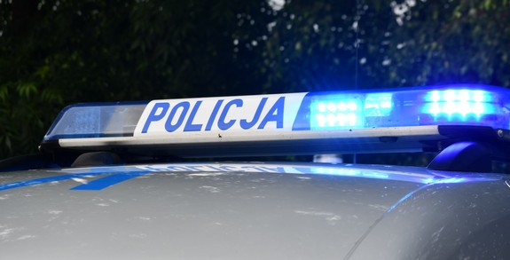 Na zdjęciu galeryjka z napisem policja wysyłająca sygnał świetlny
