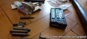 widoczna amunicja, magazynek broni palnej oraz banknoty