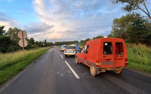 Pojazd na prawym pasie ruchu. Przed nim znajdują się dwa radiowozy