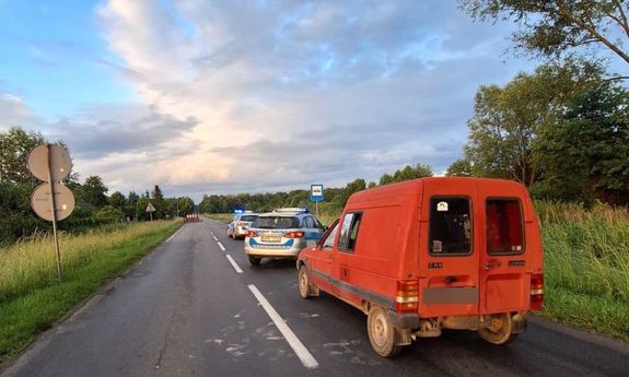 Pojazd na prawym pasie ruchu. Przed nim znajdują się dwa radiowozy