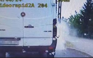 dymiący bus na zatoce autobusowej podczas kontroli